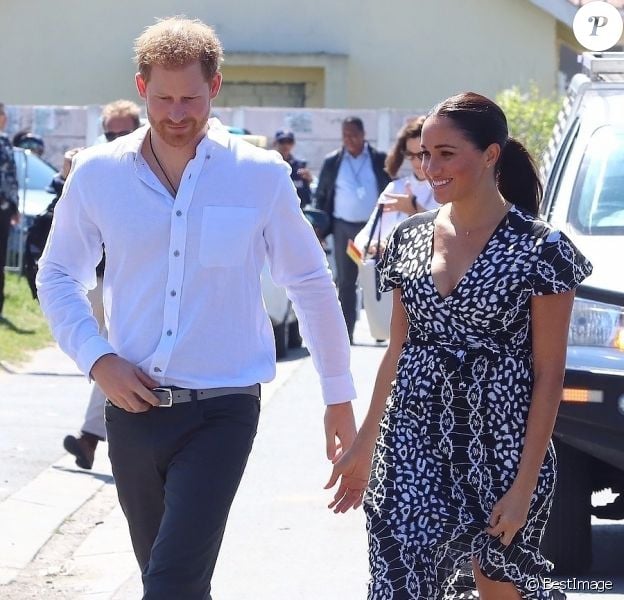 Le prince Harry, duc de Sussex, et Meghan Markle, duchesse de Sussex, arrivent main dans la main en visite dans le township de Nyanga en Afrique du Sud le 23 septembre 2019.