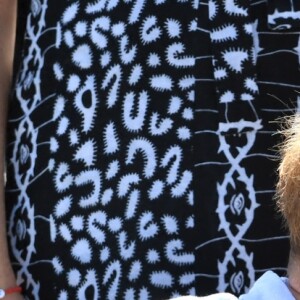 Le prince Harry, duc de Sussex, et Meghan Markle, duchesse de Sussex, arrivent main dans la main en visite dans le township de Nyanga en Afrique du Sud le 23 septembre 2019.