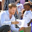 Le prince Harry, duc de Sussex, et Meghan Markle, duchesse de Sussex, arrivent main dans la main en visite dans le township de Nyanga en Afrique du Sud le 23 septembre 2019.