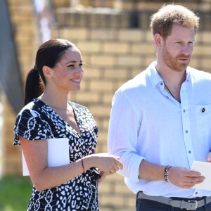 Le prince Harry, duc de Sussex, et Meghan Markle, duchesse de Sussex dans le township de Nyanga en Afrique du Sud le 23 septembre 2019.