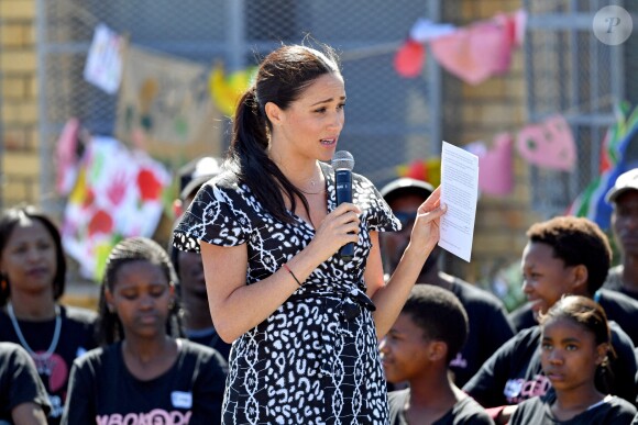 Le prince Harry, duc de Sussex, et Meghan Markle, duchesse de Sussex dans le township de Nyanga en Afrique du Sud le 23 septembre 2019.