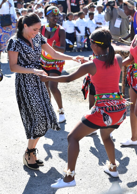 Le prince Harry, duc de Sussex, et Meghan Markle, duchesse de Sussex dans le township de Nyanga en Afrique du Sud le 23 septembre 2019.