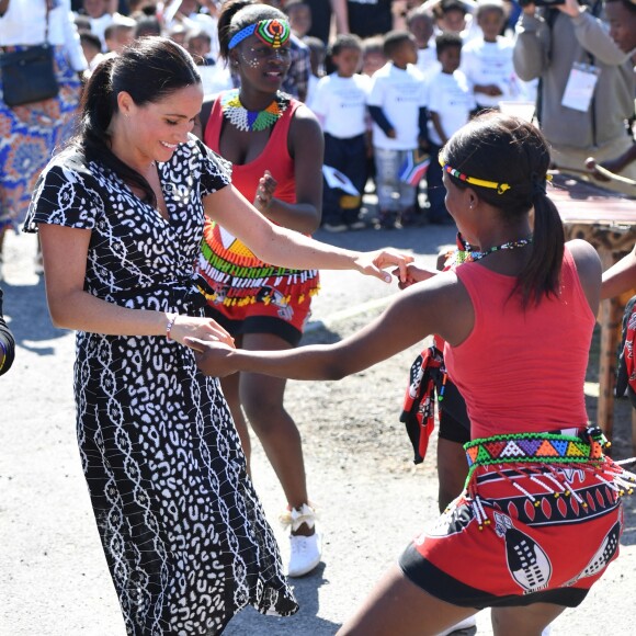 Le prince Harry, duc de Sussex, et Meghan Markle, duchesse de Sussex dans le township de Nyanga en Afrique du Sud le 23 septembre 2019.