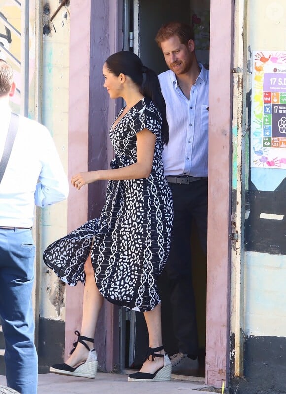 Le prince Harry, duc de Sussex, et Meghan Markle, duchesse de Sussex quittent le township de Nyanga, Afrique du Sud. Le 23 septembre 2019