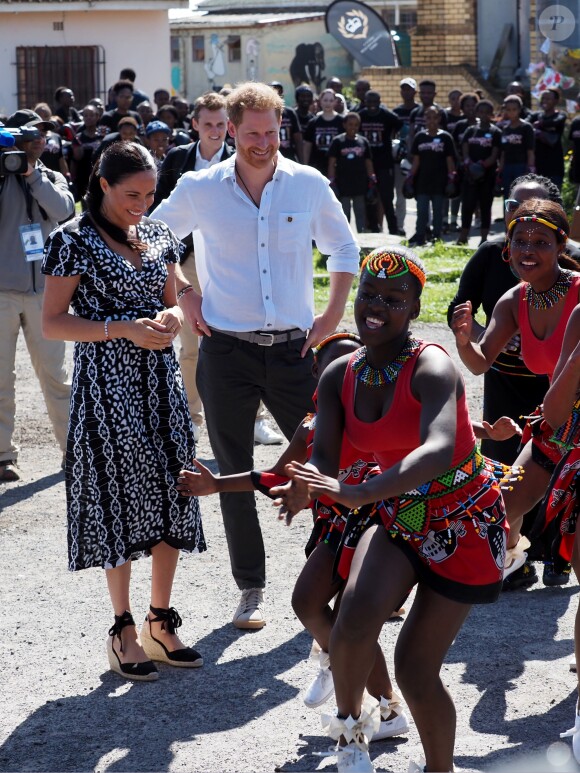 Meghan Markle, duchesse de Sussex, et le prince Harry, duc de Sussex, en visite dans le township de Nyanga, Afrique du Sud. Le 23 septembre 2019.