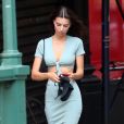 Emily Ratajkowski porte un ensemble jupe et trop top très moulant en balade dans les rues de New York, le 23 septembre 2019.