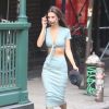 Emily Ratajkowski porte un ensemble jupe et trop top très moulant en balade dans les rues de New York, le 23 septembre 2019.