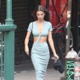 Emily Ratajkowski porte un ensemble jupe et trop top très moulant en balade dans les rues de New York, le 23 septembre 2019.