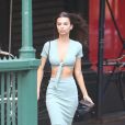 Emily Ratajkowski porte un ensemble jupe et trop top très moulant en balade dans les rues de New York, le 23 septembre 2019.
