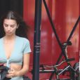 Emily Ratajkowski porte un ensemble jupe et trop top très moulant en balade dans les rues de New York, le 23 septembre 2019.