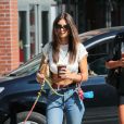 Emily Ratajkowski promène son chien Colombo dans les rues de New York, le 22 septembre 2019  New York, NY - Emily Ratajkowski shows off her abs while out walking her dog. Emily looks great in a white crop top, blue jeans, and Nike sneakers while enjoying the sunny NYC day. 22nd september 201922/09/2019 - New York