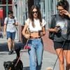Emily Ratajkowski promène son chien Colombo dans les rues de New York, le 22 septembre 2019  New York, NY - Emily Ratajkowski shows off her abs while out walking her dog. Emily looks great in a white crop top, blue jeans, and Nike sneakers while enjoying the sunny NYC day. 22nd september 201922/09/2019 - New York