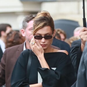 Bella Hadid quitte l'église Saint-Sulpice à l'issue des obsèques du photographe allemand Peter Lindbergh. Paris, le 24 septembre 2019.