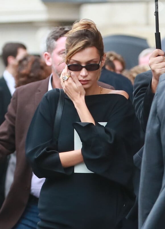 Bella Hadid quitte l'église Saint-Sulpice à l'issue des obsèques du photographe allemand Peter Lindbergh. Paris, le 24 septembre 2019.