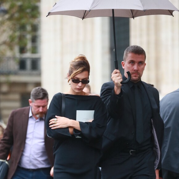Bella Hadid quitte l'église Saint-Sulpice à l'issue des obsèques du photographe allemand Peter Lindbergh. Paris, le 24 septembre 2019.