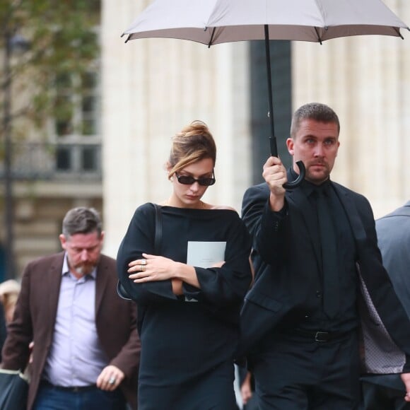 Bella Hadid quitte l'église Saint-Sulpice à l'issue des obsèques du photographe allemand Peter Lindbergh. Paris, le 24 septembre 2019.