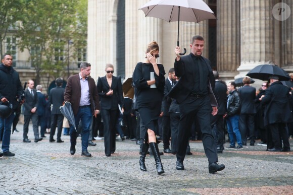 Bella Hadid et sa soeur Gigi Hadid quittent l'église Saint-Sulpice à l'issue des obsèques du photographe allemand Peter Lindbergh. Paris, le 24 septembre 2019.