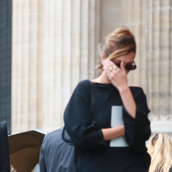 Bella Hadid et sa soeur Gigi Hadid quittent l'église Saint-Sulpice à l'issue des obsèques du photographe allemand Peter Lindbergh. Paris, le 24 septembre 2019.