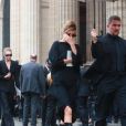 Bella Hadid et sa soeur Gigi Hadid quittent l'église Saint-Sulpice à l'issue des obsèques du photographe allemand Peter Lindbergh. Paris, le 24 septembre 2019.