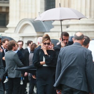 Bella Hadid quitte l'église Saint-Sulpice à l'issue des obsèques du photographe allemand Peter Lindbergh. Paris, le 24 septembre 2019.