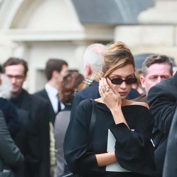 Bella Hadid quitte l'église Saint-Sulpice à l'issue des obsèques du photographe allemand Peter Lindbergh. Paris, le 24 septembre 2019.