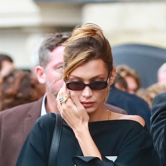 Bella Hadid quitte l'église Saint-Sulpice à l'issue des obsèques du photographe allemand Peter Lindbergh. Paris, le 24 septembre 2019.