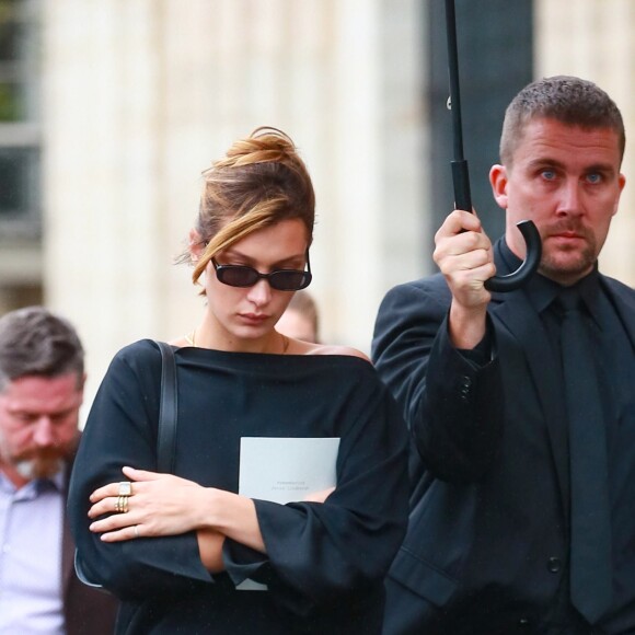 Bella Hadid quitte l'église Saint-Sulpice à l'issue des obsèques du photographe allemand Peter Lindbergh. Paris, le 24 septembre 2019.