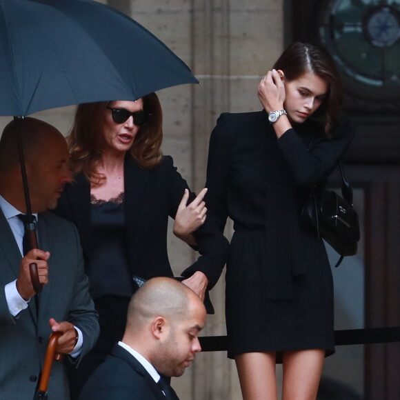 Kaia Gerber et sa mère Cindy Crawford quittent l'église Saint-Sulpice à l'issue des obsèques du photographe allemand Peter Lindbergh. Paris, le 24 septembre 2019.