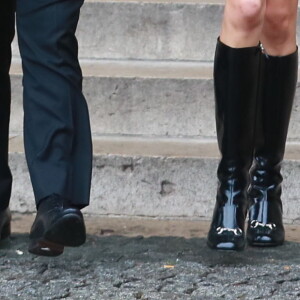 Kaia Gerber quitte l'église Saint-Sulpice à l'issue des obsèques du photographe allemand Peter Lindbergh. Paris, le 24 septembre 2019.