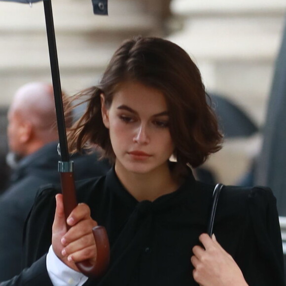 Kaia Gerber quitte l'église Saint-Sulpice à l'issue des obsèques du photographe allemand Peter Lindbergh. Paris, le 24 septembre 2019.