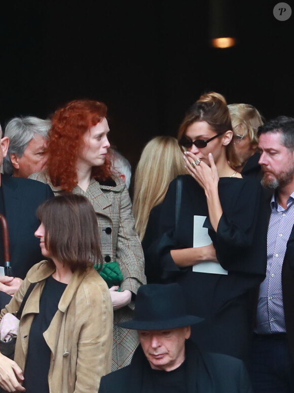 Bella Hadid et Karen Elson quittent l'église Saint-Sulpice à l'issue des obsèques du photographe allemand Peter Lindbergh. Paris, le 24 septembre 2019.