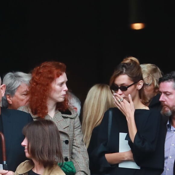 Bella Hadid et Karen Elson quittent l'église Saint-Sulpice à l'issue des obsèques du photographe allemand Peter Lindbergh. Paris, le 24 septembre 2019.