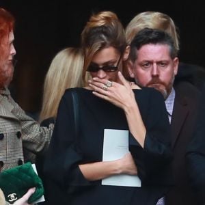 Bella Hadid et Karen Elson quittent l'église Saint-Sulpice à l'issue des obsèques du photographe allemand Peter Lindbergh. Paris, le 24 septembre 2019.