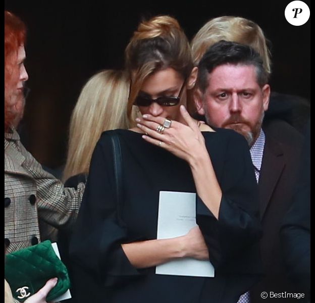 Bella Hadid et Karen Elson quittent l'église Saint-Sulpice à l'issue des obsèques du photographe allemand Peter Lindbergh. Paris, le 24 septembre 2019.
