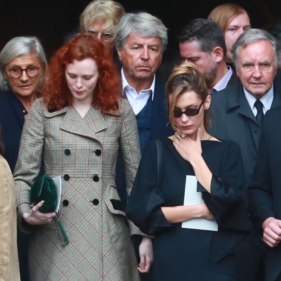 Bella Hadid et Karen Elson quittent l'église Saint-Sulpice à l'issue des obsèques du photographe allemand Peter Lindbergh. Paris, le 24 septembre 2019.