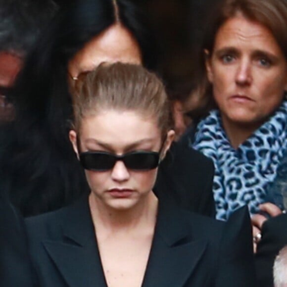 Gigi Hadid quitte l'église Saint-Sulpice à l'issue des obsèques du photographe allemand Peter Lindbergh. Paris, le 24 septembre 2019.