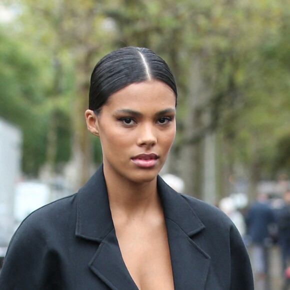 Tina Kunakey assiste au défilé Mugler, collection prêt-à-porter printemps-été 2020, au Palais de Tokyo. Paris, le 25 septembre 2019.