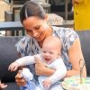 Le prince Harry et Meghan Markle présentent leur fils Archie à Desmond Tutu à Cape Town, Afrique du Sud le 25 septembre 2019.