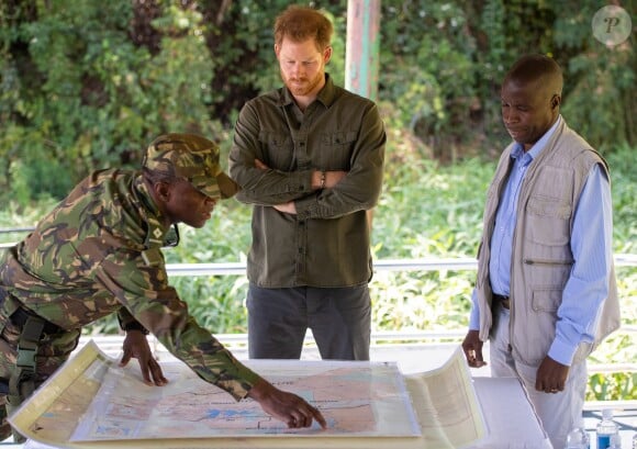 Le prince Harry, duc de Sussex, patrouille avec les membres de la "Defence Force" à Kasane au Botswana, le 26 septembre 2019.