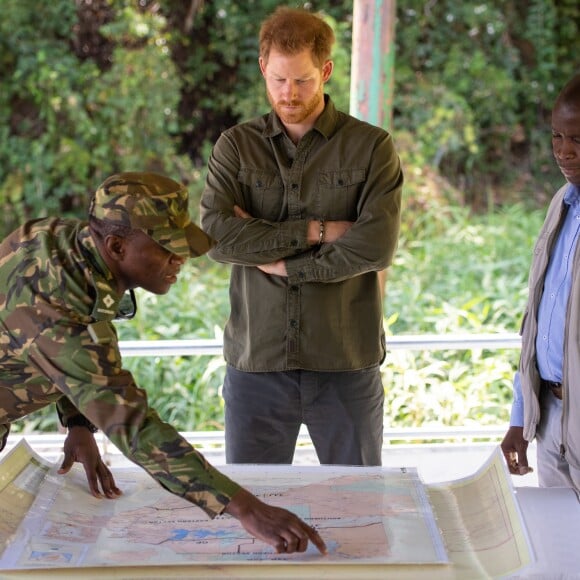 Le prince Harry, duc de Sussex, patrouille avec les membres de la "Defence Force" à Kasane au Botswana, le 26 septembre 2019.