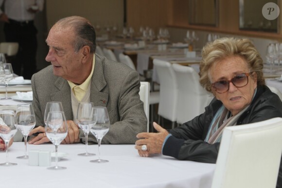 Jacques Chirac avec sa femme Bernadette, Maryvonne Pinault et un ami au restaurant Le Girelier à Saint-Tropez le 4 octobre 2013.