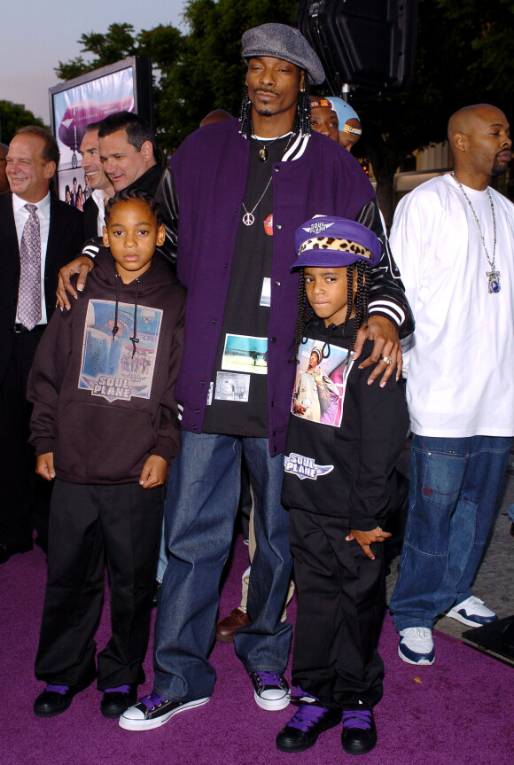 Snoop Dogg et ses fils Cordé (à gauche) et Cordell (à droite) à Los Angeles, en mai 2004.