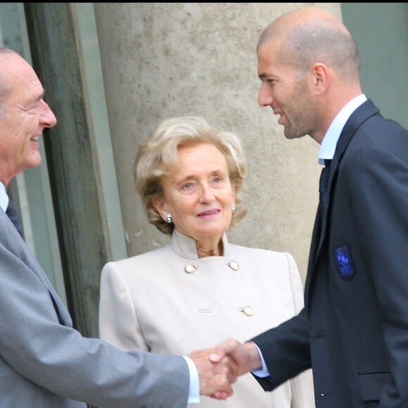 Jacques Chirac, avec son épouse Bernadette, reçoit Zinedine Zidane et l'équipe de France de football, à l'Élysée, en 2006.