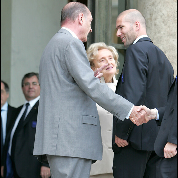 Jacques Chirac, avec son épouse Bernadette, reçoit Zinedine Zidane et l'équipe de France de football, à l'Élysée, en 2006.