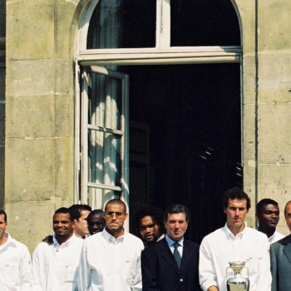 Archives - Patrick Vieira, Nicolas Anelka, Fabien Barthez, Zinedine Zidane, Bernard Lama, David Trezeguet, Christian Karembeu, Roger Lemerre, Marcel Desailly, Laurent Blanc, Jacques Chirac, Franck Leboeuf, Didier Deschamps, Thierry Henry, Bixente Lizarazu, Sylvain Wiltord, Claude Simonet, Robert Pires, Vincent Candela, Youri Djorkaeff, Ullrich Rame avec Jacques Chirac à l'Élysée en 2000. © FEP / Panoramic / Bestimage