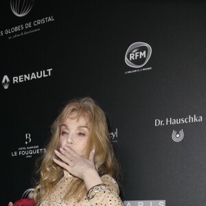 Arielle Dombasle arrive à la 14ème cérémonie des Globes de Cristal, à la salle Wagram à Paris, le 4 février 2019. © Marc Ausset-Lacroix/Bestimage