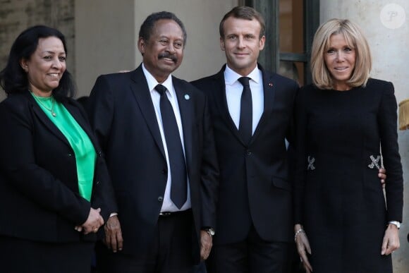 Le président Emmanuel Macron et la première dame, Brigitte Macron raccompagnent son Excellence Abdallah Hamdok, Premier ministre du Soudan et son épouse après un entretien au palais de l'Elysée, à Paris, le 30 septembre 2019. © Stéphane Lemouton / Bestimage