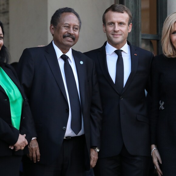 Le président Emmanuel Macron et la première dame, Brigitte Macron raccompagnent son Excellence Abdallah Hamdok, Premier ministre du Soudan et son épouse après un entretien au palais de l'Elysée, à Paris, le 30 septembre 2019. © Stéphane Lemouton / Bestimage