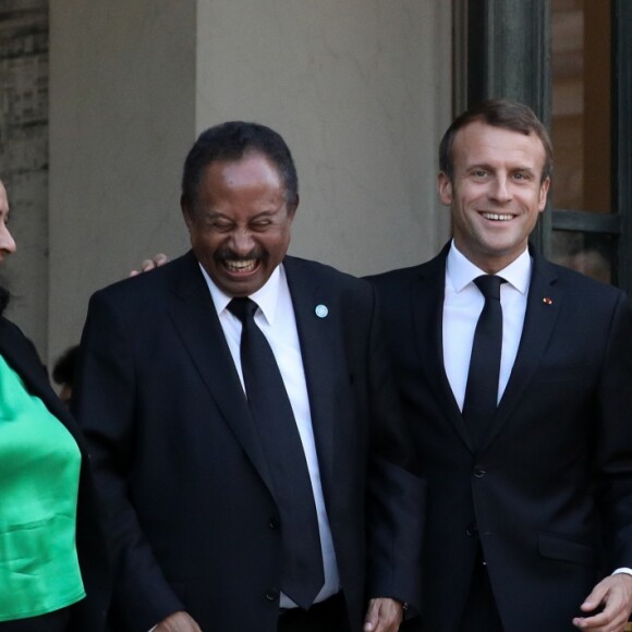 Le président Emmanuel Macron et la première dame, Brigitte Macron raccompagnent son Excellence Abdallah Hamdok, Premier ministre du Soudan et son épouse après un entretien au palais de l'Elysée, à Paris, le 30 septembre 2019. © Stéphane Lemouton / Bestimage