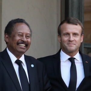 Le président Emmanuel Macron et la première dame, Brigitte Macron raccompagnent son Excellence Abdallah Hamdok, Premier ministre du Soudan et son épouse après un entretien au palais de l'Elysée, à Paris, le 30 septembre 2019. © Stéphane Lemouton / Bestimage